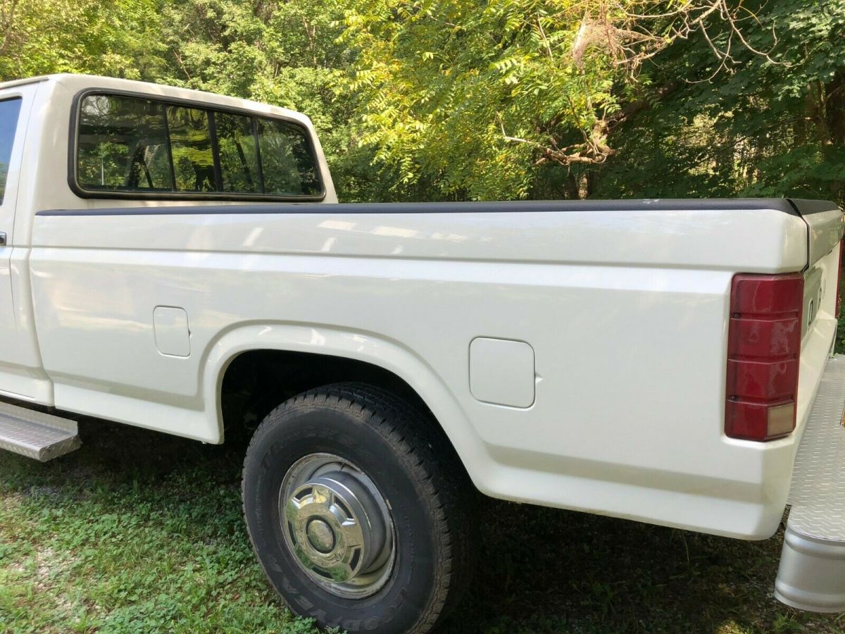 1986 White Ford F-350 Crew Cab Pickup