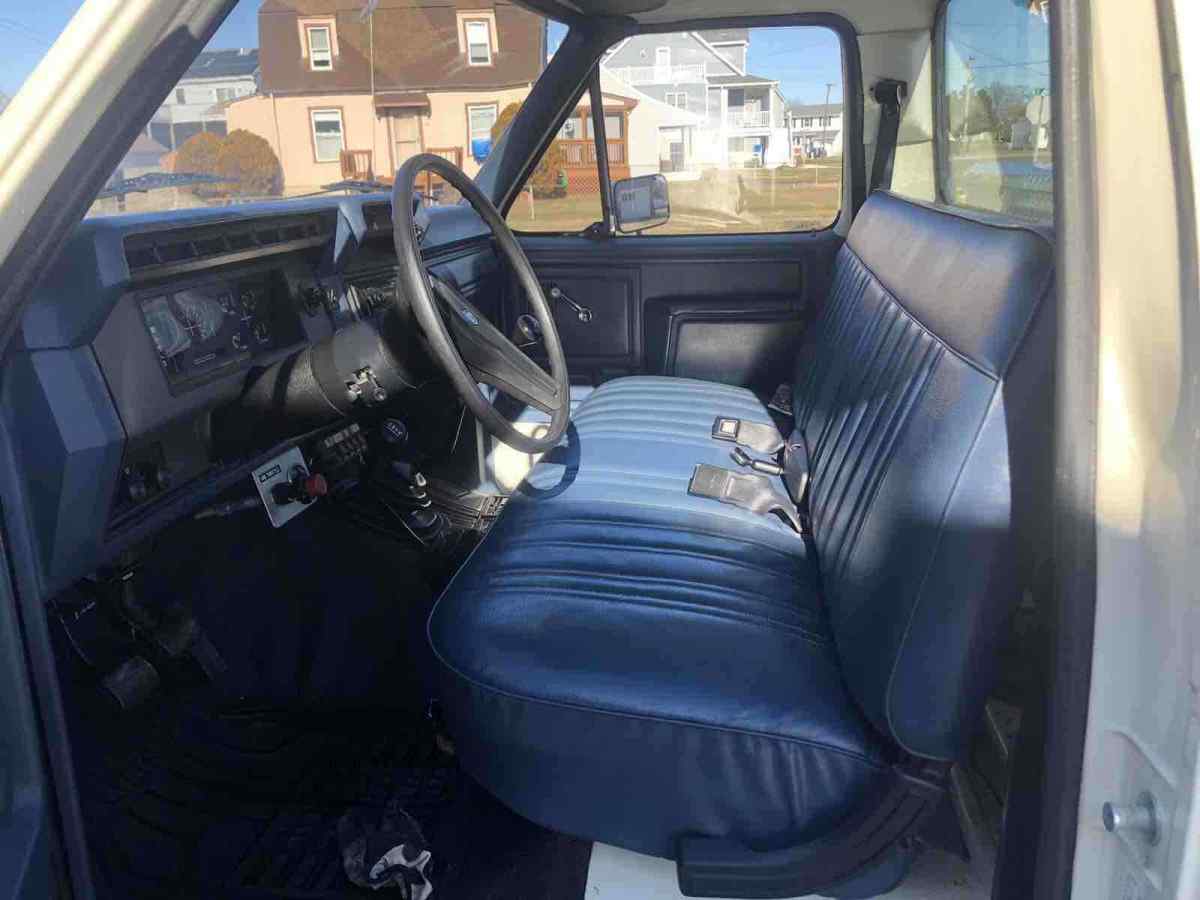 1986 White Ford F-350 Pickup