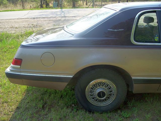 19860000 two tone brown Ford Thunderbird two door coupe