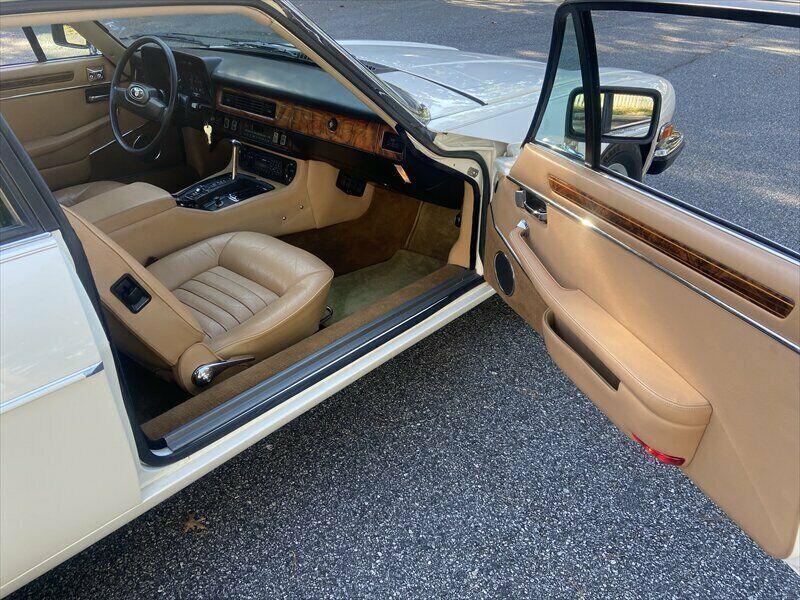 1986 White Jaguar XJS --