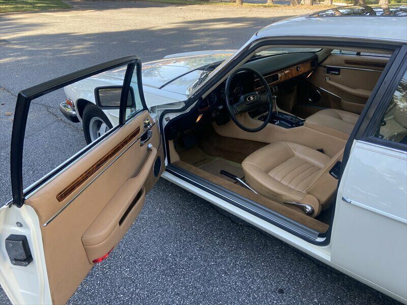 1986 White Jaguar XJS --