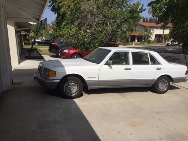 1986 White Mercedes-Benz 300-Series Sedan