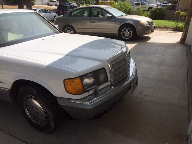 1986 White Mercedes-Benz 300-Series Sedan