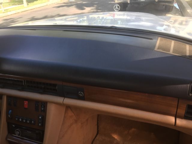 1986 White Mercedes-Benz 300-Series Sedan