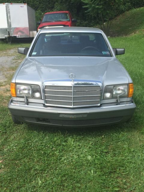 1986 Silver Mercedes-Benz 400-Series Sedan