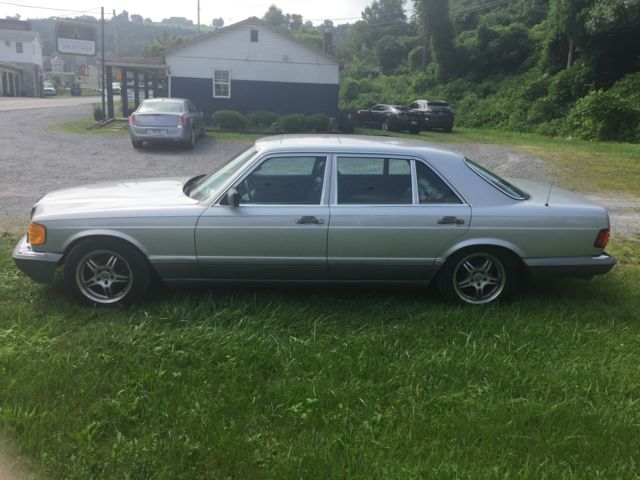 1986 Silver Mercedes-Benz 400-Series Sedan
