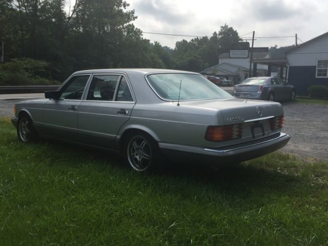 1986 Silver Mercedes-Benz 400-Series Sedan