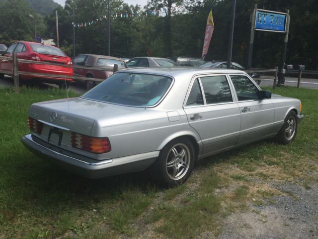 1986 Silver Mercedes-Benz 400-Series Sedan