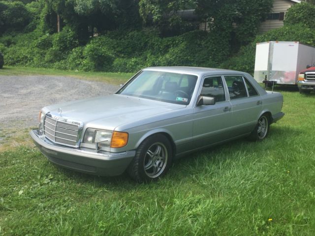 1986 Silver Mercedes-Benz 400-Series Sedan