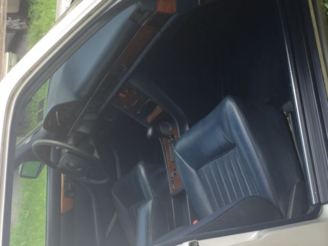 1986 Silver Mercedes-Benz 400-Series Sedan