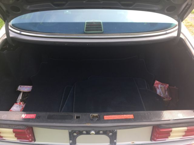 1986 Silver Mercedes-Benz 400-Series Sedan