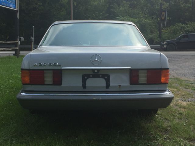 1986 Silver Mercedes-Benz 400-Series Sedan