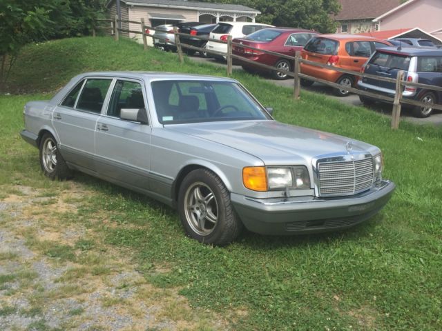 1986 Silver Mercedes-Benz 400-Series Sedan