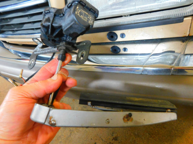 1986 Gold Mercedes-Benz 560 SEC Coupe