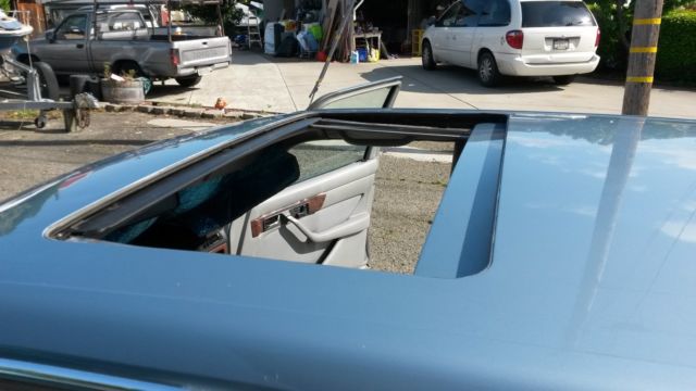 1986 Blue Mercedes-Benz 500-Series Sedan