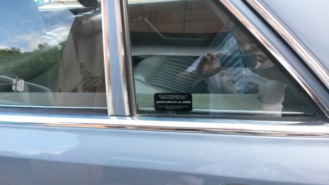 1986 Blue Mercedes-Benz 500-Series Sedan