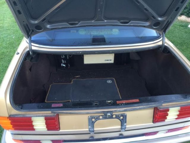 1986 Blue Mercedes-Benz 500-Series Sedan