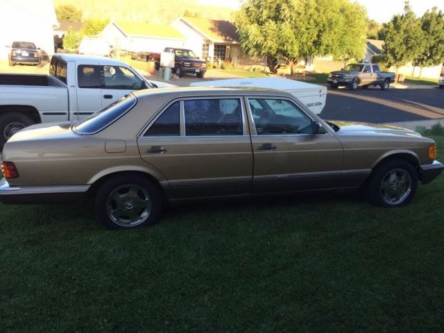 1986 Blue Mercedes-Benz 500-Series Sedan