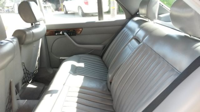 1986 Blue Mercedes-Benz 500-Series Sedan