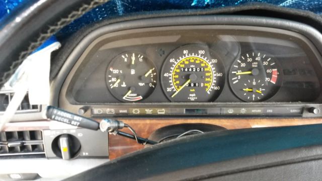 1986 Blue Mercedes-Benz 500-Series Sedan