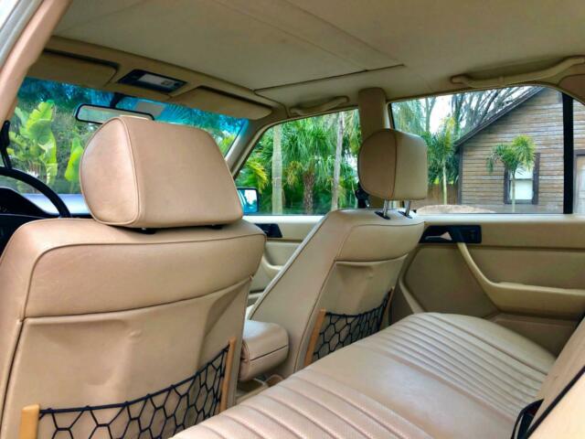 1986 Blue Mercedes-Benz 300-Series Sedan