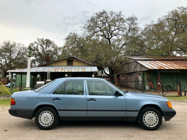 1986 Blue Mercedes-Benz 300-Series Sedan