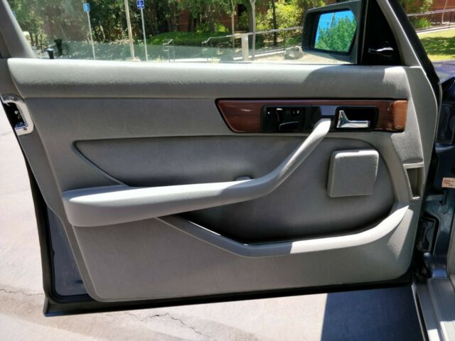 1986 Blue Mercedes-Benz 400-Series Sedan