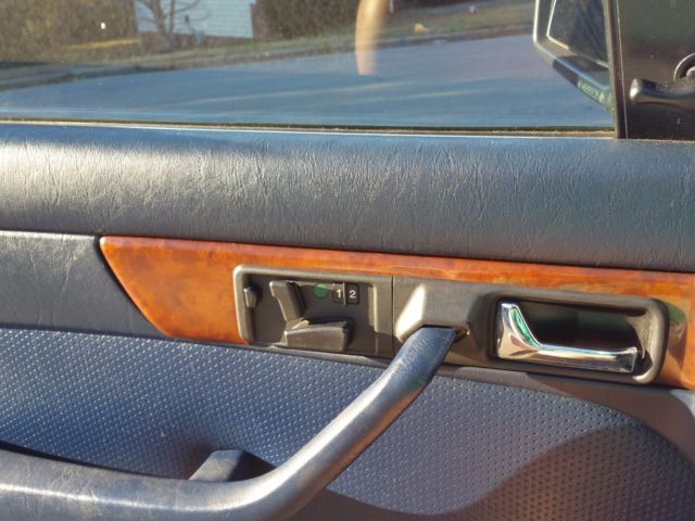 1986 Blue Mercedes-Benz 500-Series Sedan