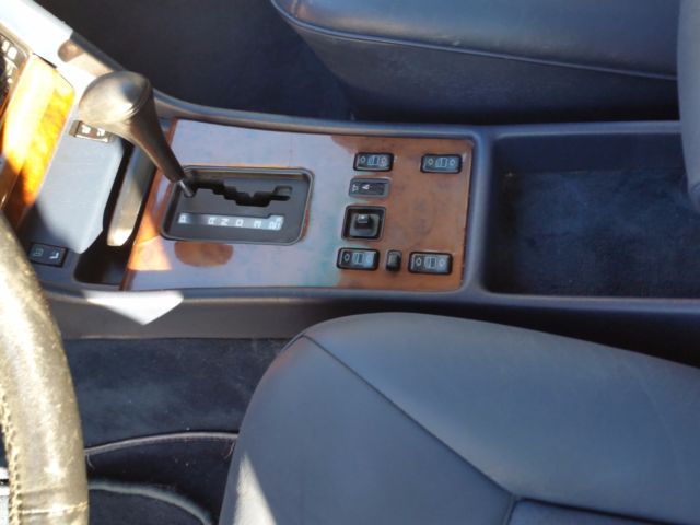 1986 Blue Mercedes-Benz 500-Series Sedan