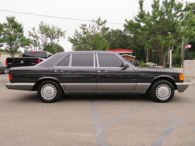 1986 Gray Mercedes-Benz 500-Series Sedan