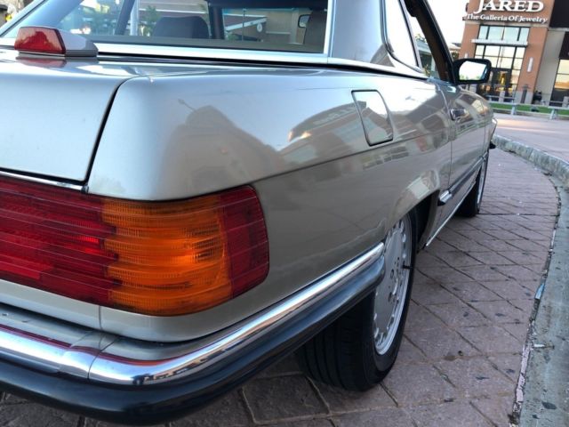 1986 Gold Mercedes-Benz SL-Class Convertible