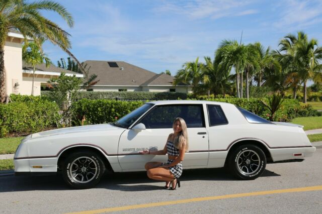 1986 White Chevrolet Monte Carlo Coupe