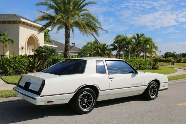 1986 White Chevrolet Monte Carlo Coupe
