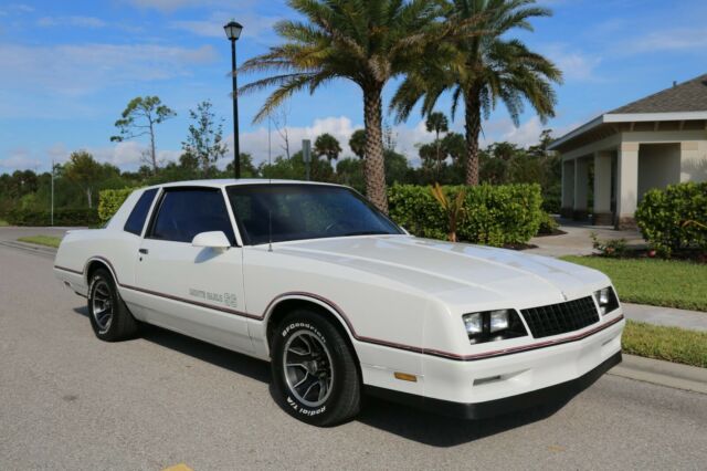 1986 White Chevrolet Monte Carlo Coupe