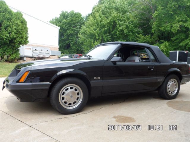 1986 Black Ford Mustang