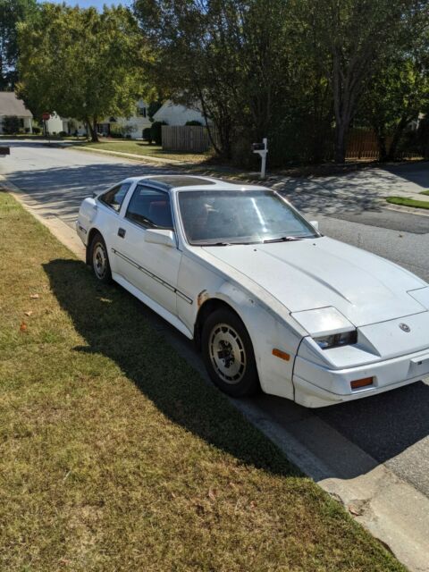 1986 White Nissan 300ZX Hatchback