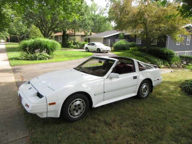 1986 White Nissan 300ZX Hatchback