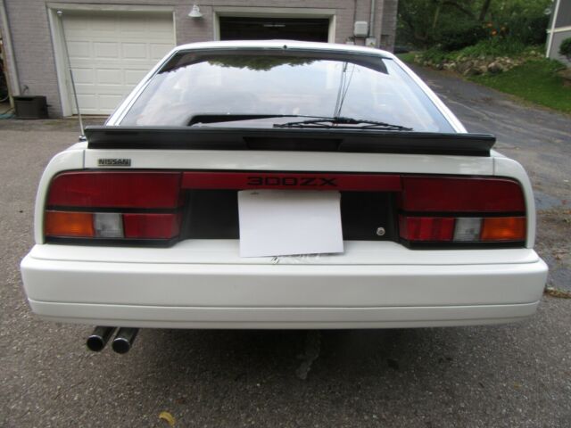 1986 White Nissan 300ZX Hatchback