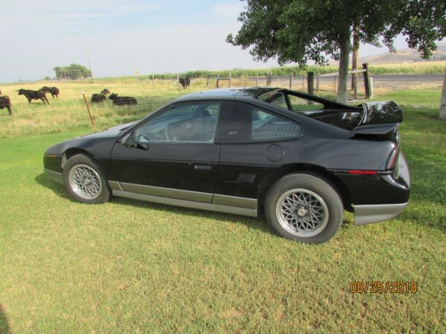 1986 Black Pontiac Fiero