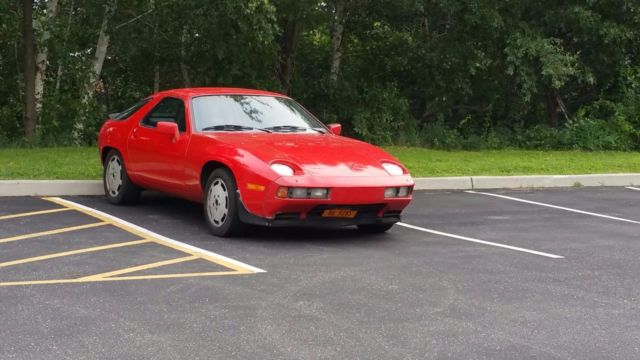 1986 Red Porsche 928 Coupe
