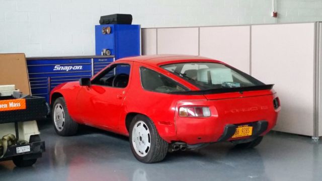 1986 Red Porsche 928 Coupe