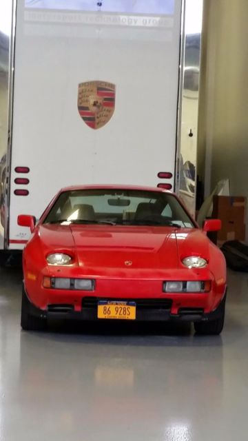 1986 Red Porsche 928 Coupe