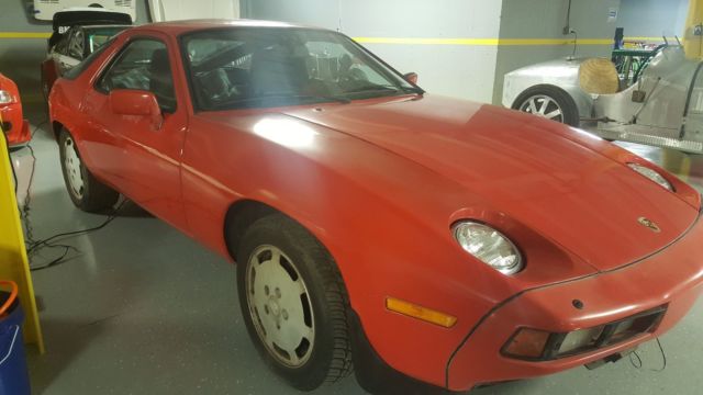 1986 Red Porsche 928 Coupe
