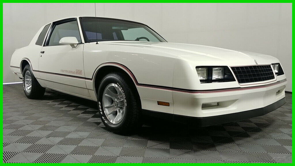 1986 White Chevrolet Monte Carlo Coupe