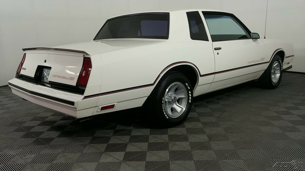 1986 White Chevrolet Monte Carlo Coupe