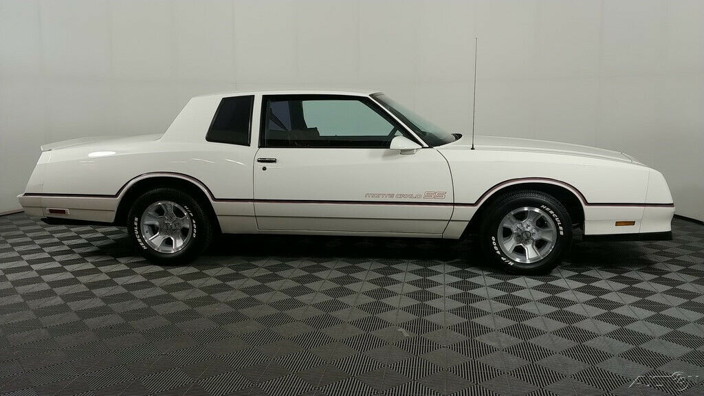1986 White Chevrolet Monte Carlo Coupe