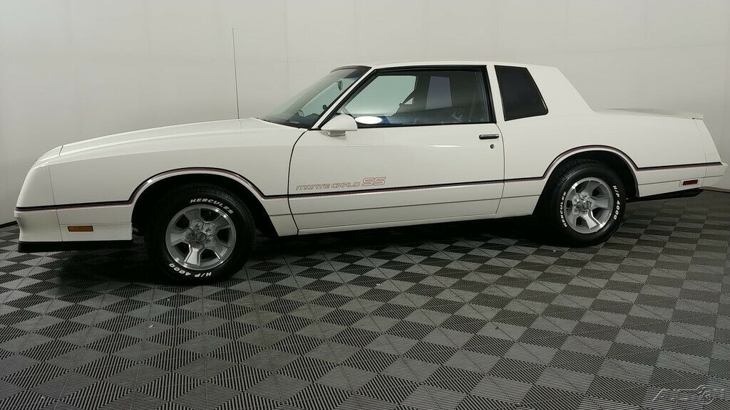 1986 White Chevrolet Monte Carlo Coupe