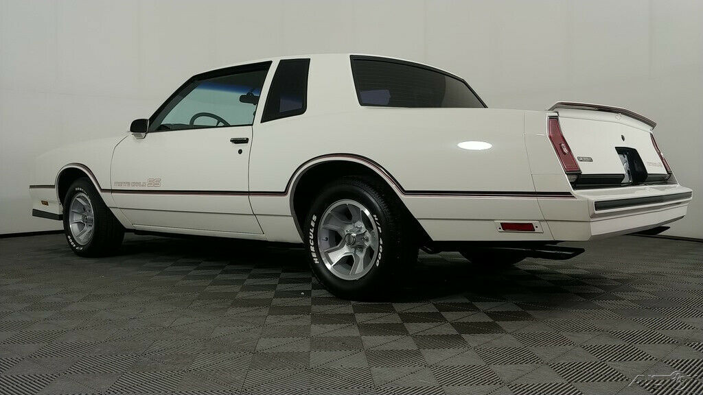 1986 White Chevrolet Monte Carlo Coupe