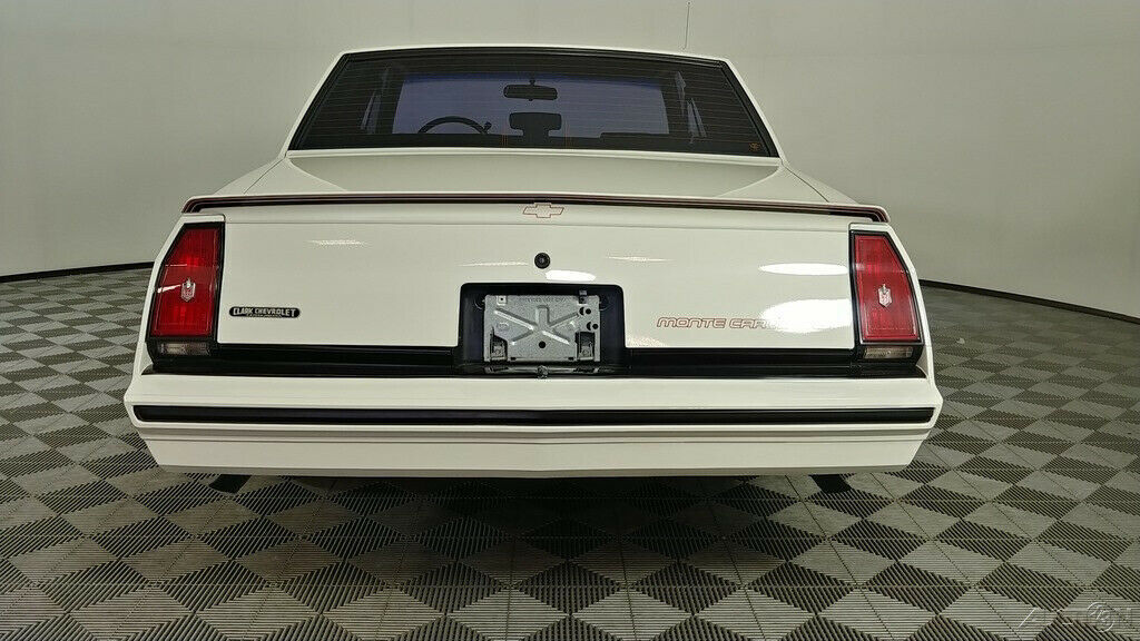 1986 White Chevrolet Monte Carlo Coupe
