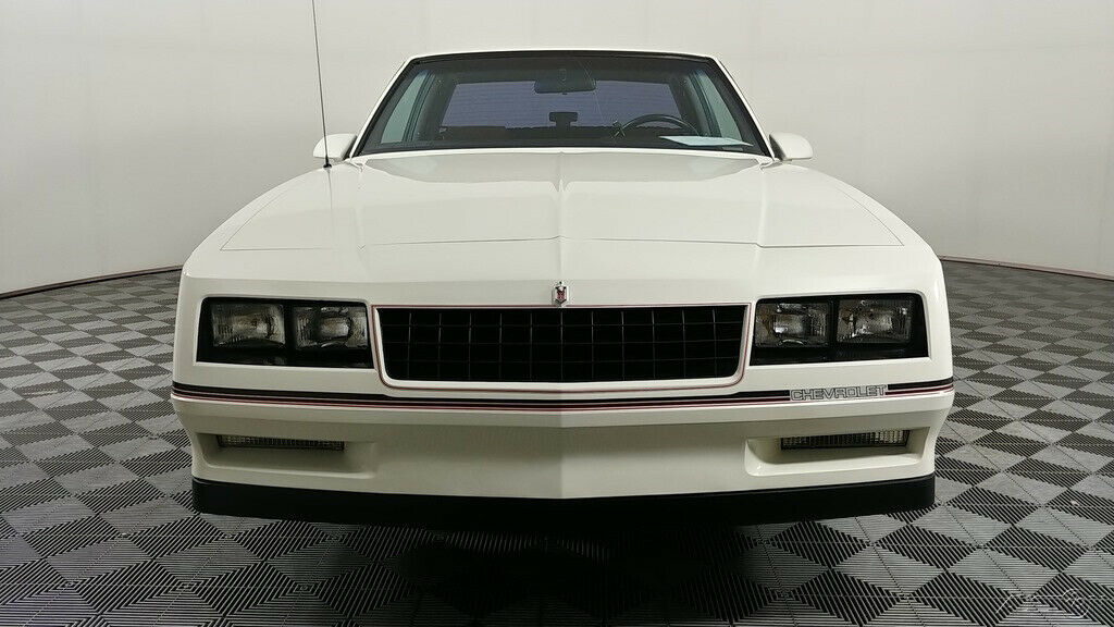 1986 White Chevrolet Monte Carlo Coupe